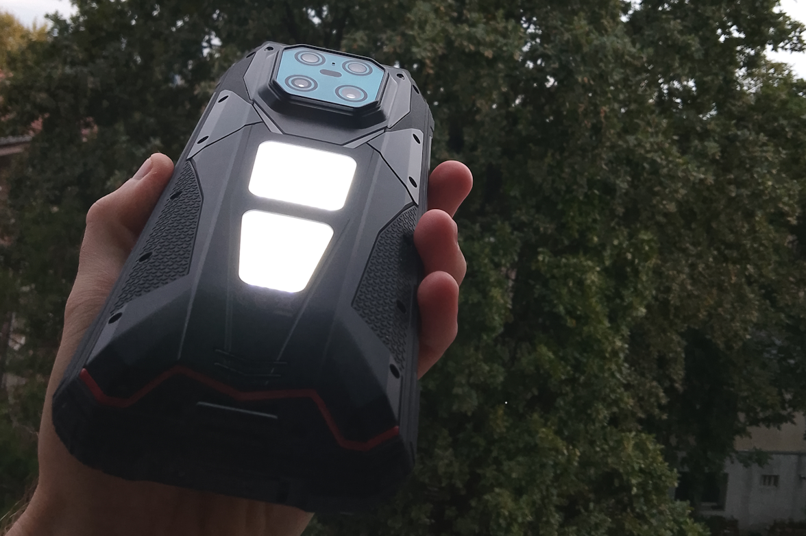 V Max Play со включёнными Camping Lights (Источник изображения: Сергей Тарасов - Notebookcheck)