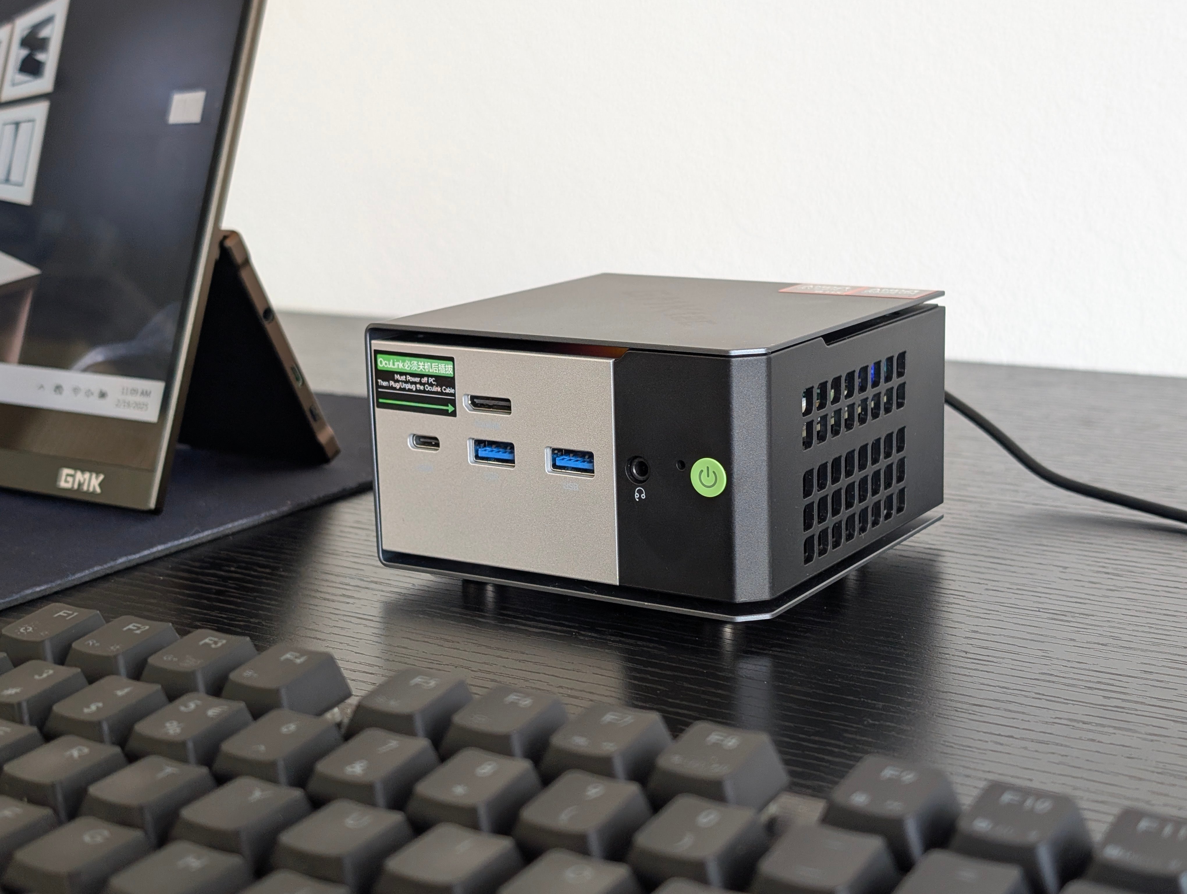 Обзор мини-ПК GMKtec EVO-X1: Новый дизайн, порт Oculink и чип