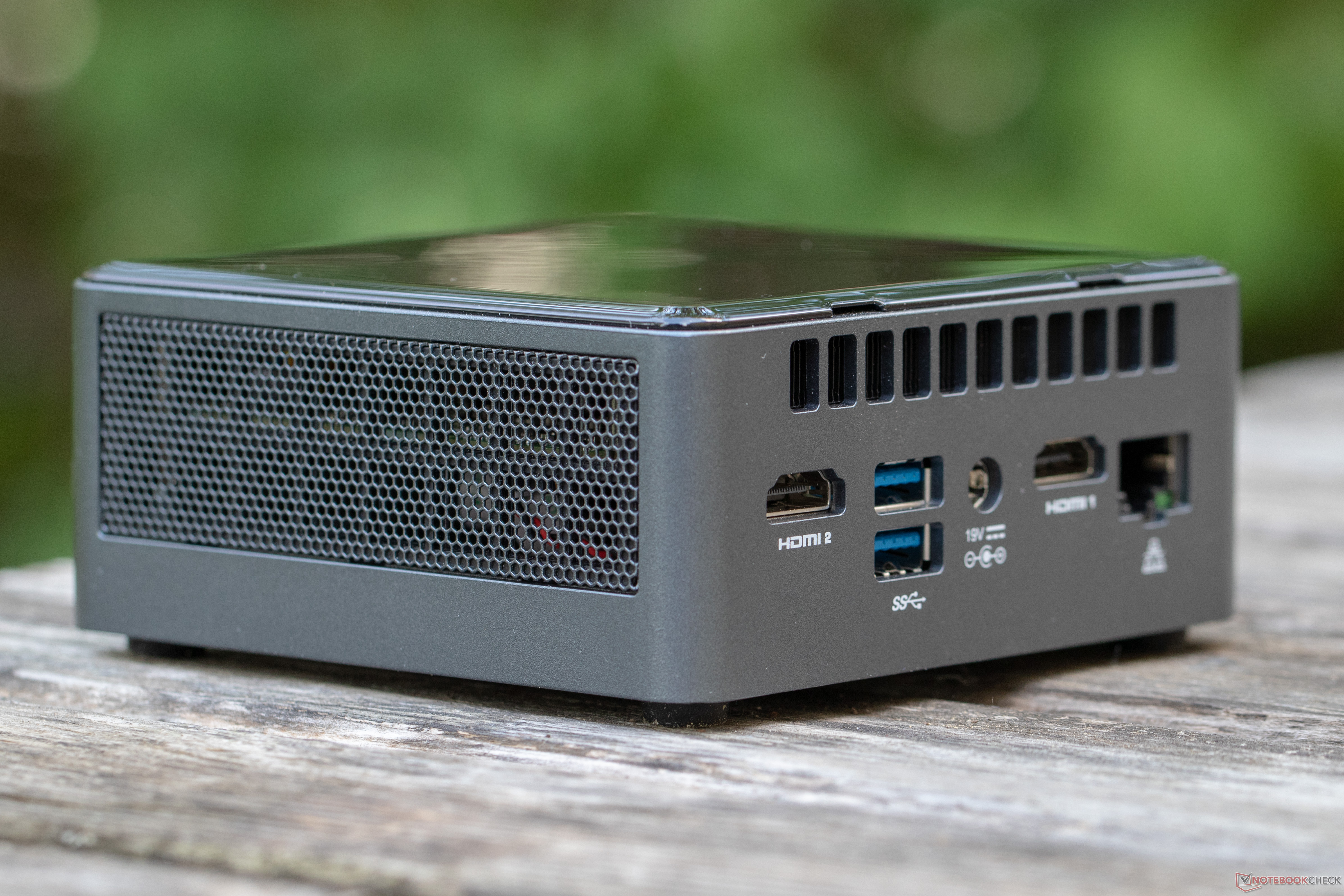 Версии мини пк. Компьютер Intel NUC. Мини ПК Интел NUC. Неттоп Intel NUC. Неттоп NUC i3.