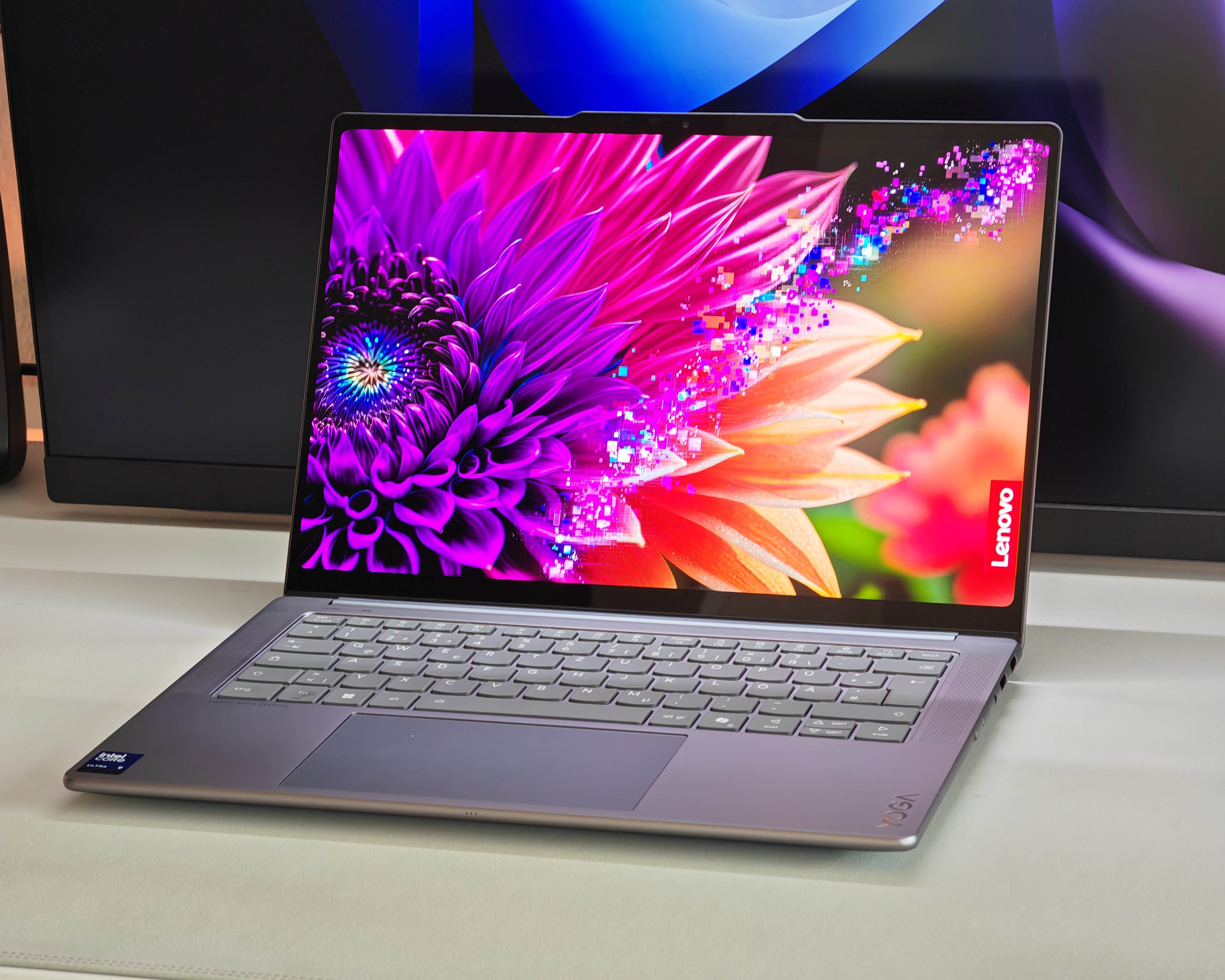 Windowsノート本体 Lenovo YOGA pro 7 14iah10 ultra9 1TB Lenovo Yoga Pro 7 с процессором Intel Core Ultra 9 демонстрирует
