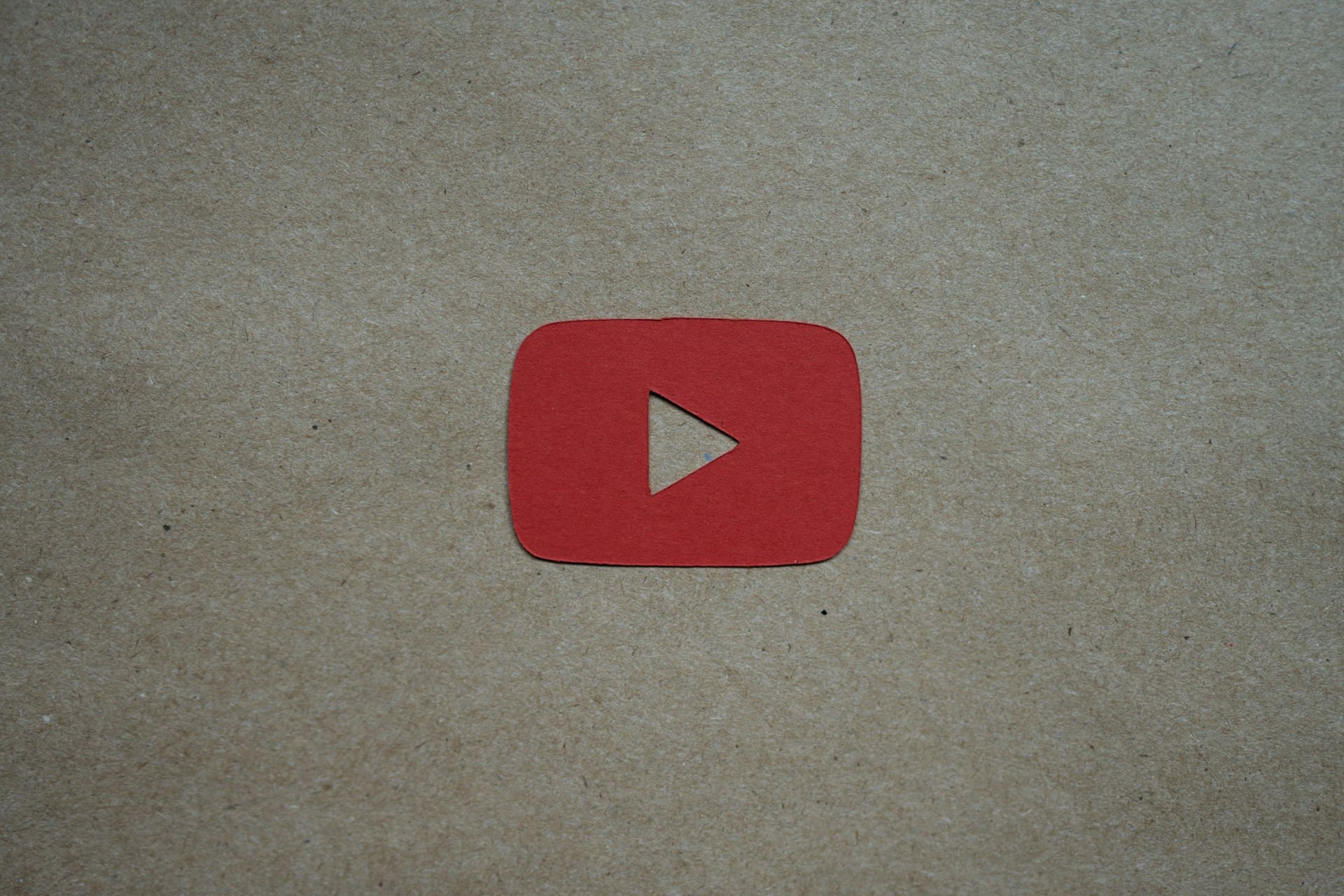 Логотип YouTube (Источник изображения: Kelly Sikkema, Unsplash)