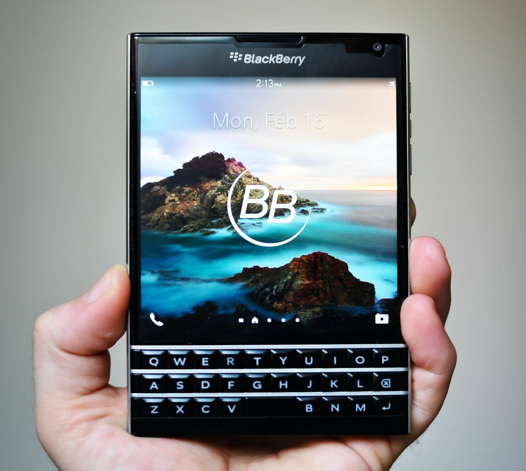 BlackBerry Passport с квадратным экраном и клавиатурой