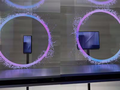 Новый смартфон Samsung в сложенном виде слева и в разложенном справа (Источник изображения: Пак Чжи Мин, Chosun.com)