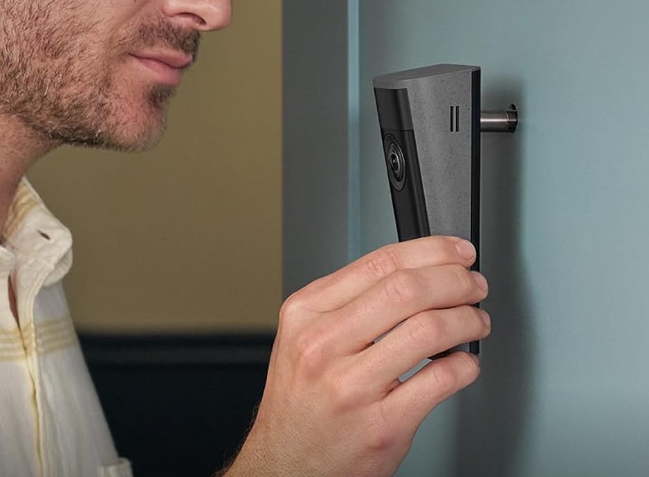 Камера Ring Peephole Camera 2K превращает имеющийся дверной глазок в интеллектуальную камеру видеонаблюдения без необходимости сверления отверстий