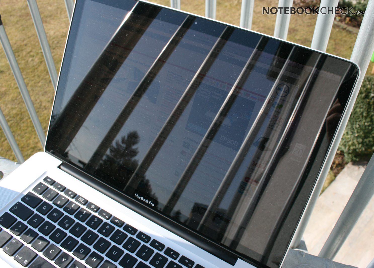 Пленка на экран ноутбука. Apple MACBOOK Pro 15 early 2011. Глянцевый дисплей ноутбука. Матовый экран ноутбука. Ноутбук с глянцевым экраном.