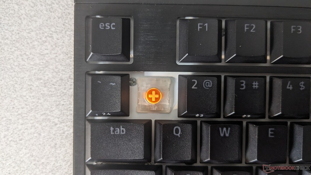 Низкопрофильные тактильные оранжевые переключатели в BlackWidow V4 HyperSpeed TKL