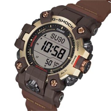 Вид под углом на часы G-Shock Mudman GW-9500MH-5, демонстрирующий их дуплексный ЖК-дисплей и светло-желто-коричневую цветовую гамму.