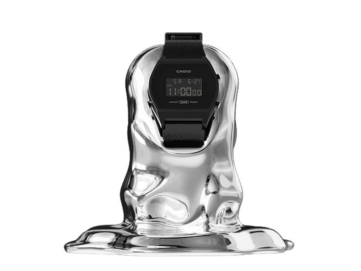 Цифровые часы Casio x GRAGG LW-204GRAGG-1BDF, установленные на скульптурной серебристой подставке на белом фоне.