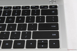 ... и справа, слева от клавиатуры тоже. Очень напоминает MacBook Pro