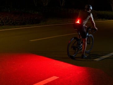 Красный светодиод в фонаре Olight Oclip 2 можно перевести в режим мигания во время езды на велосипеде.
