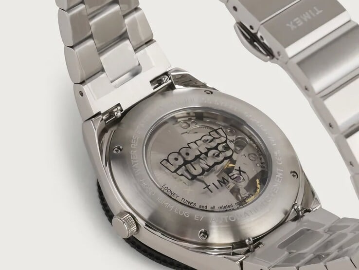 Вид сзади на часы Timex Looney Tunes x M79 Automatic: через прозрачную заднюю крышку виден автоматический механизм, а вокруг нее размещено оформление Looney Tunes.