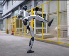 Гуманоидный робот G1 от Unitree впечатляет аутентичными движениями в стиле кунг-фу. (Источник изображения: YouTube / Unitree Robotics)