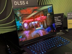 Razer Blade 16 на выставке GDC 2025 запустил Cyberpunk 2077 с активным DLSS 4 (Источник изображения: Notebookcheck)