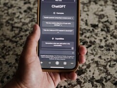 Рука, держащая смартфон с открытым интерфейсом ChatGPT