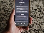 Рука, держащая смартфон с открытым интерфейсом ChatGPT