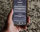 Рука, держащая смартфон с открытым интерфейсом ChatGPT