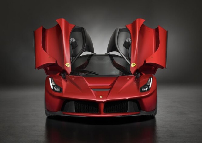 LaFerrari 2013 года стал первой попыткой компании использовать электромоторы, хотя и в системе KERS, подобной F1, в отличие от традиционных EV. (Источник: Ferrari)