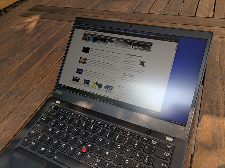 Уличное применение ThinkPad X13 (солнечный день, в тени)