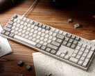 Keychron C2 Pro 8K на столе в окружении бумаг и книг