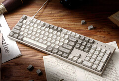 Keychron C2 Pro 8K на столе в окружении бумаг и книг