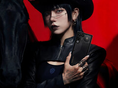 Грядущий игровой телефон будет оснащен аккумулятором емкостью 7 000 мАч. На снимке: промо-изображение, на котором женщина держит в руках 11 Air. (Источник изображения: RedMagic)