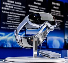 Для питания Vivo Vision используется портативный аккумуляторный блок. (Источник изображения: 小白测评 на Weibo)