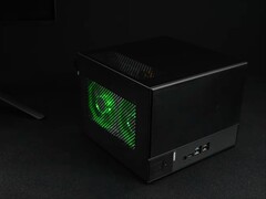 Игровой ПК в формате mini-ITX внутри barebone-комплекта ASRock Deskmeet X300. (Источник изображения: ETA Prime на YouTube, скриншот)