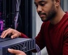 Человек, устанавливающий серверную стойку Lenovo на место.
