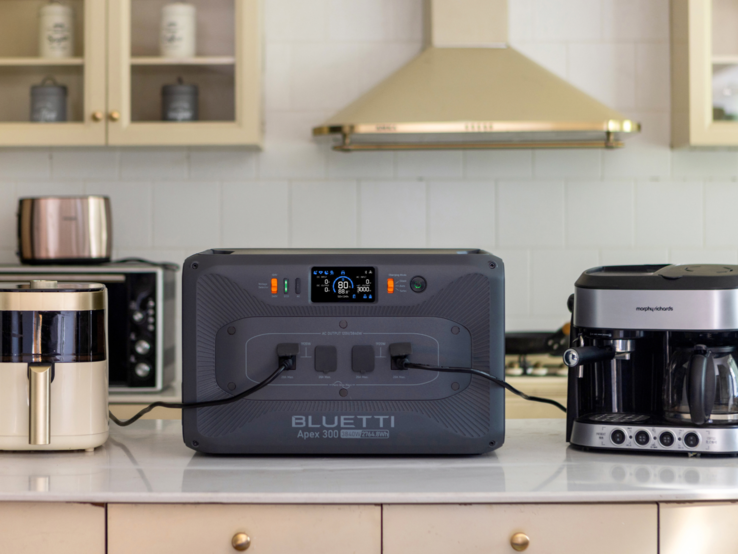 Портативная электростанция Bluetti Apex 300 оснащена шестью розетками переменного тока с временем переключения ИБП 0 мс (Источник изображения: Bluetti)