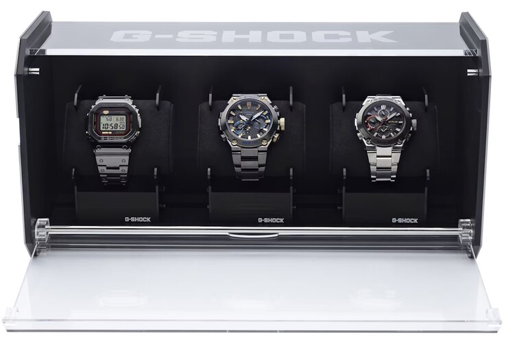 Стальная витрина G-Shock вмещает трое часов, с полупрозрачным верхом для зарядки от солнечной батареи. (Источник изображения: Casio)