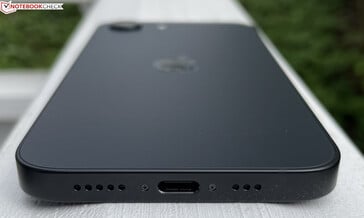 Внизу: микрофоны, USB-C 2.0, динамик (источник изображения: Manuel Masiero)