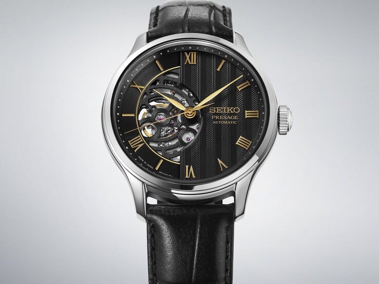 Часы Seiko Presage Japanese Garden HCB008, представленные под углом, с корпусом из нержавеющей стали, чёрным циферблатом и чёрным кожаным ремешком.