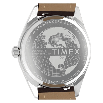 Вид сзади Timex Legacy Day and Date: задняя крышка из нержавеющей стали с гравировкой глобуса и логотипом Timex, а также коричневый кожаный ремешок.