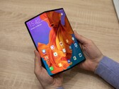 В новых гибких смартфонах покрытие дисплея пластиковое, а не стеклянное (Изображение: Cnet)