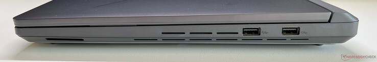 Справа: 2x USB-A 3.2 Gen.2 (10 Гбит/с)
