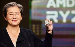 Генеральный директор AMD Лиза Су демонстрирует процессор Ryzen. Ее зарплата в 2025 году была увеличена до 33 миллионов долларов. (Источник изображения: AMD)