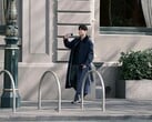 На фотографии, распространяющейся в интернете, запечатлён мужчина, внешне похожий на Джея Чоу, держащий в руках ещё не выпущенный смартфон vivo, вероятно, модель X500 Pro Max