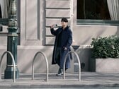 На фотографии, распространяющейся в интернете, запечатлён мужчина, внешне похожий на Джея Чоу, держащий в руках ещё не выпущенный смартфон vivo, вероятно, модель X500 Pro Max