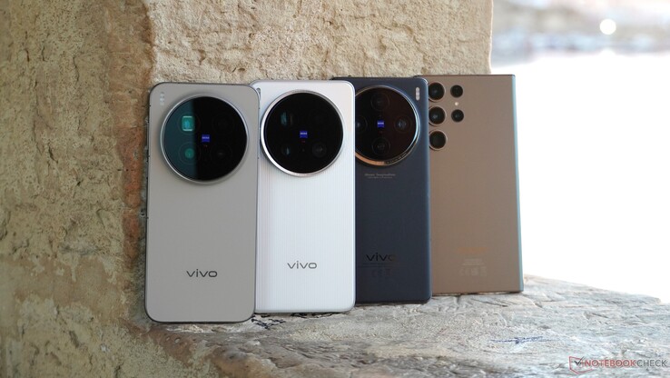 В моей дорожной сумке во время поездки на Кипр и Мальту находились четыре кандидата на тестирование: три флагмана Vivo и флагман Samsung трехлетней давности.