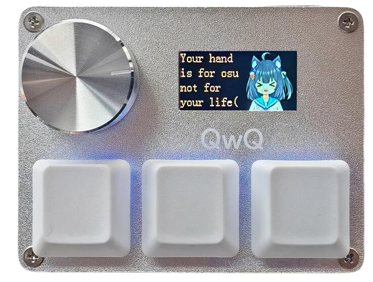 Вид спереди на SayoDevice O3C с тремя белыми клавишами, ручкой из матового металла