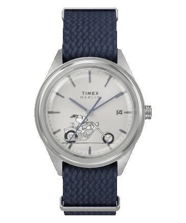 Вид спереди часов Peanuts x Timex Marlin Jet Automatic Easy Rider с серебристо-белым циферблатом, на котором изображён Снупи, едущий на мотоцикле, с синими часовыми метками и стрелками, а также с выпуклым стеклом Hesalite,