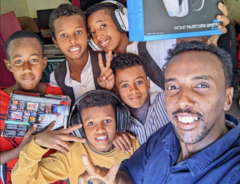 Мохаммед (справа) в своем интернет-кафе 