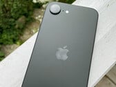 Apple iPhone 16e. (Источник изображения: Notebookcheck/Manuel Masiero)