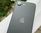 Apple iPhone 16e. (Источник изображения: Notebookcheck/Manuel Masiero)