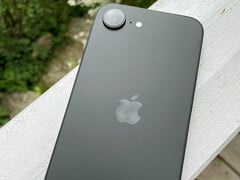 Apple iPhone 16e. (Источник изображения: Notebookcheck/Manuel Masiero)