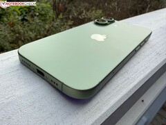 Зеленый iPhone 17 крупным планом показывает порт для зарядки USB-C и модуль камеры (Источник изображения: Notebookcheck)