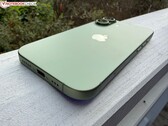 Зеленый iPhone 17 крупным планом показывает порт для зарядки USB-C и модуль камеры (Источник изображения: Notebookcheck)