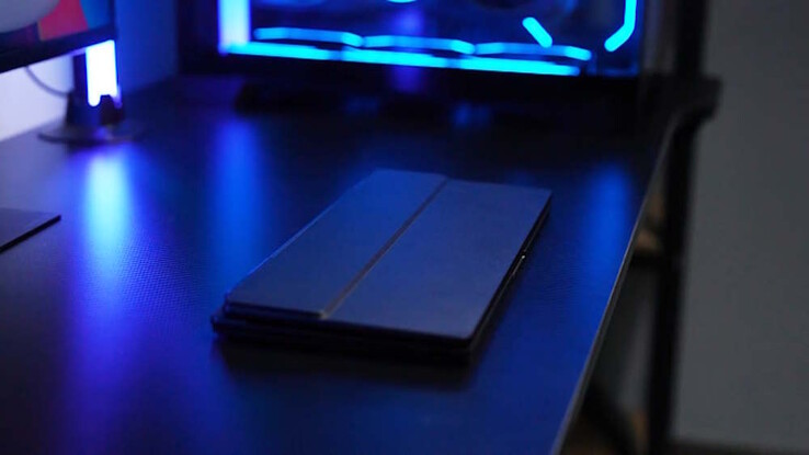 Это устройство можно закрывать и открывать, как обычный ноутбук