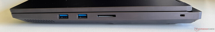 Справа: 2x USB-A 3.2 Gen 1 (5 Гбит/с), устройство для чтения карт памяти SD, замок Kensington NanoSaver