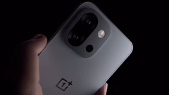 OnePlus 13T, компактный флагманский телефон, выпущенный в начале этого года. (Источник изображения: OnePlus)